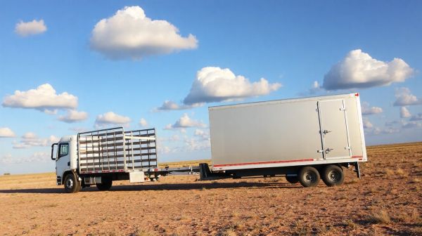 Choisir le transport de véhicule : camion ouvert vs fermé